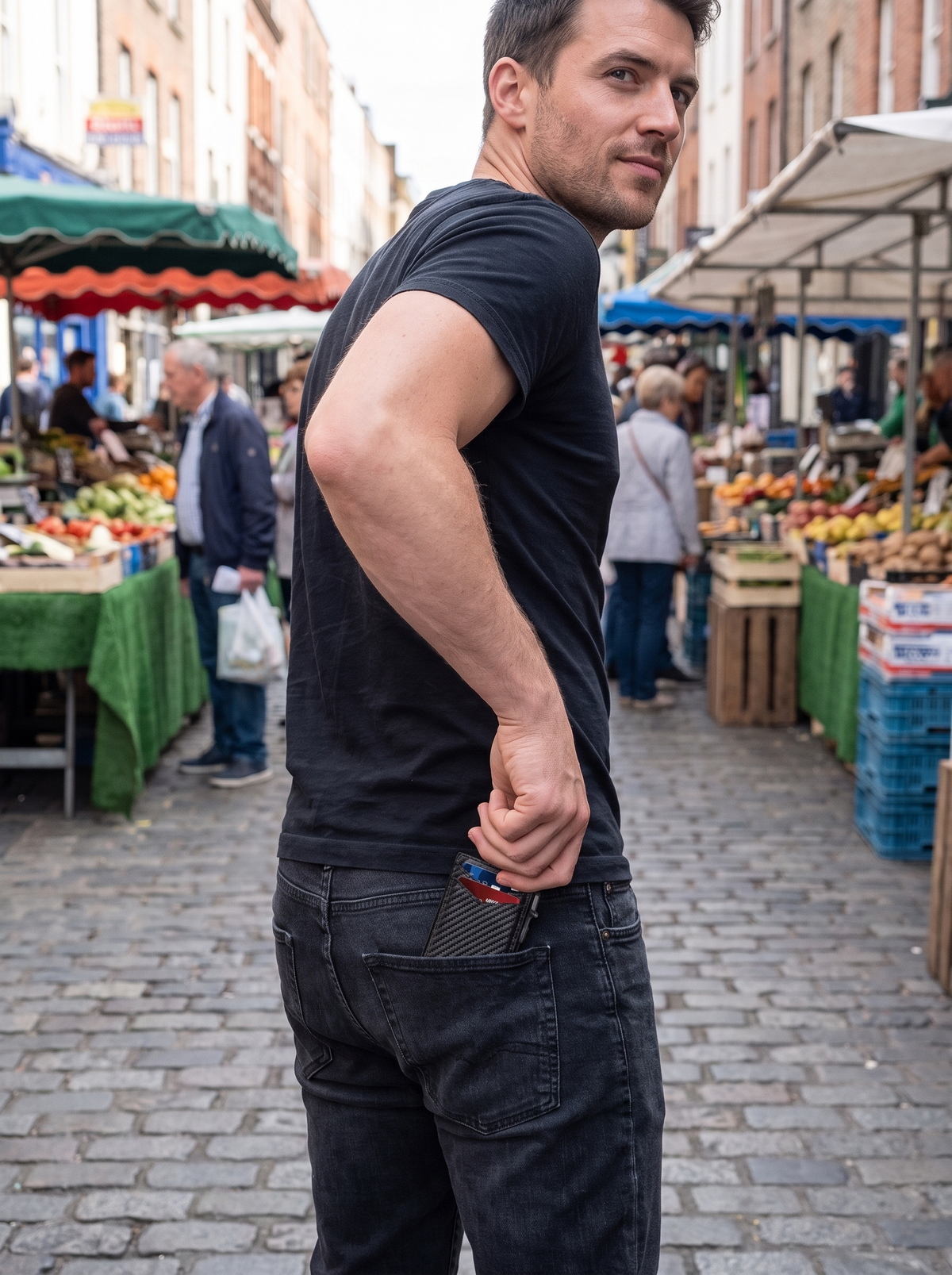 RFID Wallet lifestyle image 1